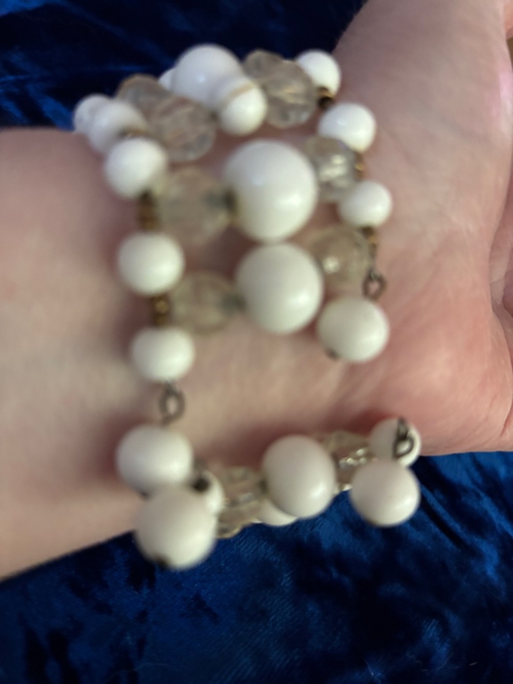 Miriam Haskell Vintage White milk beads & glass bead memory wire bracelet - Picture 5 of 7